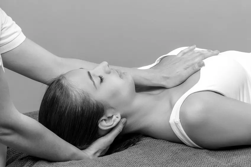 Osteopathische Behandlung am Nacken